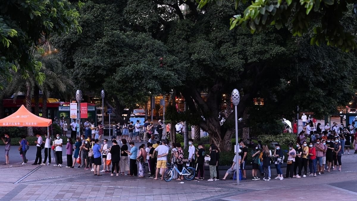 People line up to test for the coronavirus disease (Covid-19) at a makeshift nucleic acid testing site on Haizhu Square in Guangzhou, Guangdong province, China. Credit: Reuters photo
