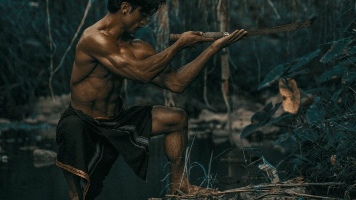Indians have a reason to be proud as Bollywood actor Vidyut Jammwal is among these ten people. Vidyut is one of the fittest actors in showbiz and is trained in Kalaripayattu, an ancient Indian martial art. Credit: Instagram/mevidyutjammwal