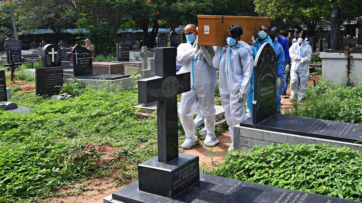 A volunteer group called ‘Here I am’ offers safe and dignified burials to bodies of Covid-19 victims in Bengaluru. The group, which was initially started by four-five people in June 2020, has now grown to over 200 members from all communities comprising both men and women, providing services free of cost.