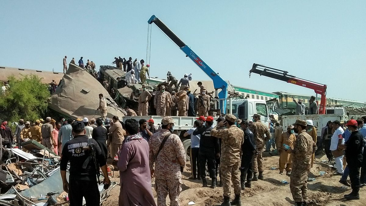 Paramilitary soldiers and rescue workers gathered at the site following a collision between the two trains in Ghotki, Pakistan. Credit: Reuters Photo