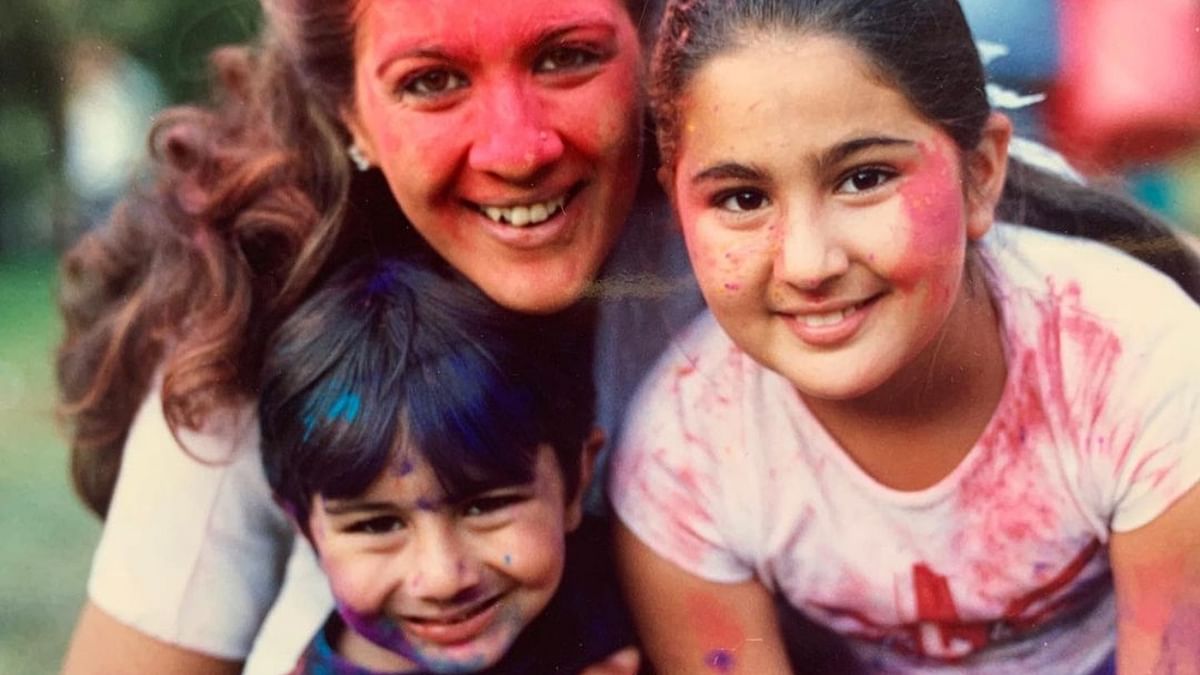 Sara, who has always lived with her mom, has often expressed in interviews and social media posts on how close she is to her mother. In this photo, Amrita is seen with her children.
