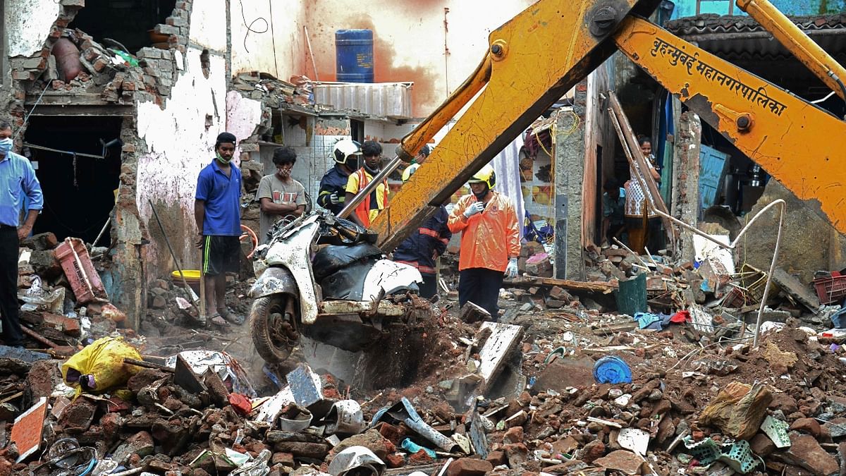 The Maharashtra government announced an ex-gratia of Rs five lakh each to the kin of those who lost their lives in the house collapse at Malwani, while the Centre will give an additional Rs 2 lakh ex-gratia to them.