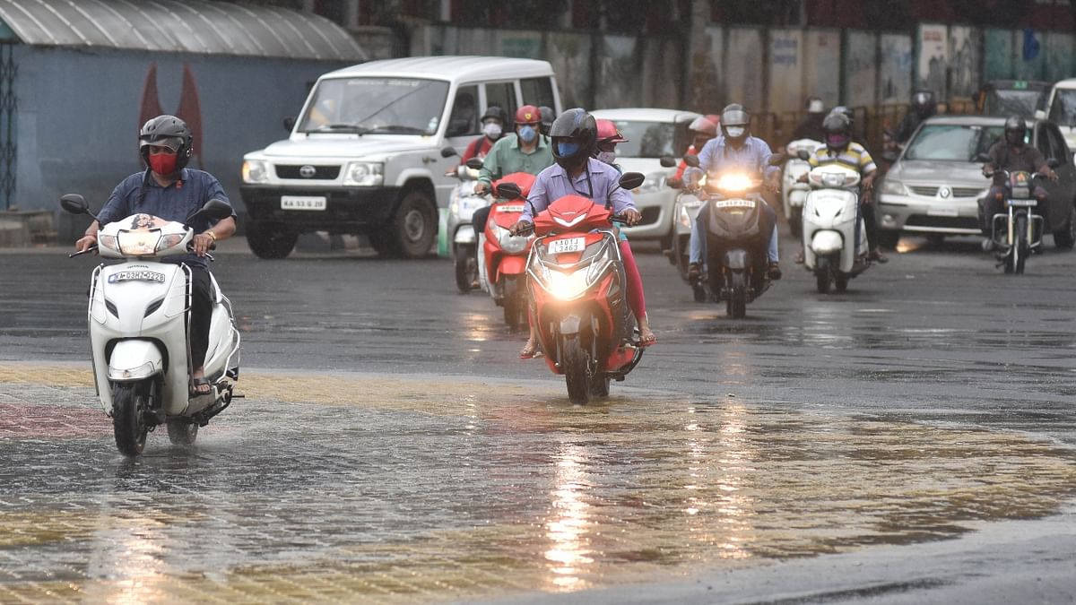 Heavy rain lashed coastal parts of Karnataka last evening, disrupting normal life and inundating many residential colonies.