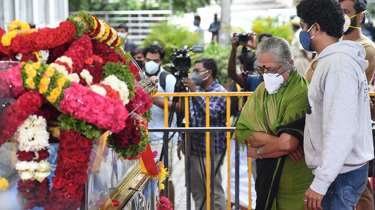 Indian theatre actress B Jayashree pays her last respects to the national-award winning actor.