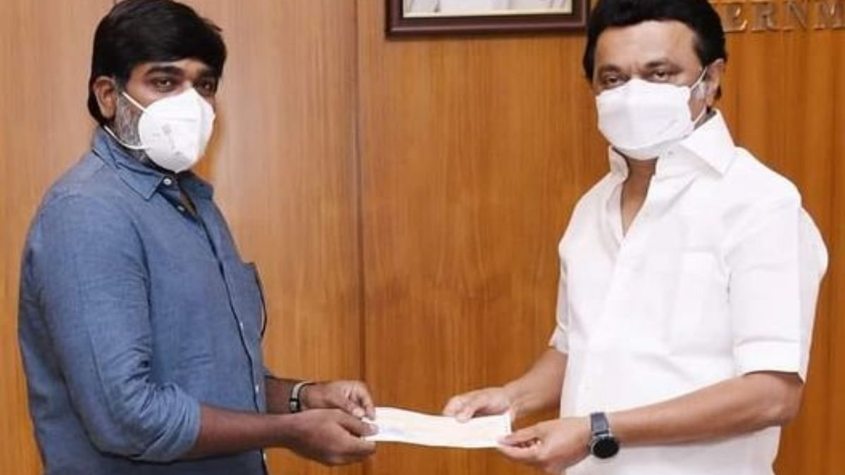 ‘Makkalselvan’ Vijay Sethupathi contributed a sum of Rs 25 Lakhs to the Tamil Nadu Chief Minister's Relief fund. He met TN Chief Minister MK Stalin at the Secretariat and presented the cheque on June 15, 2021.