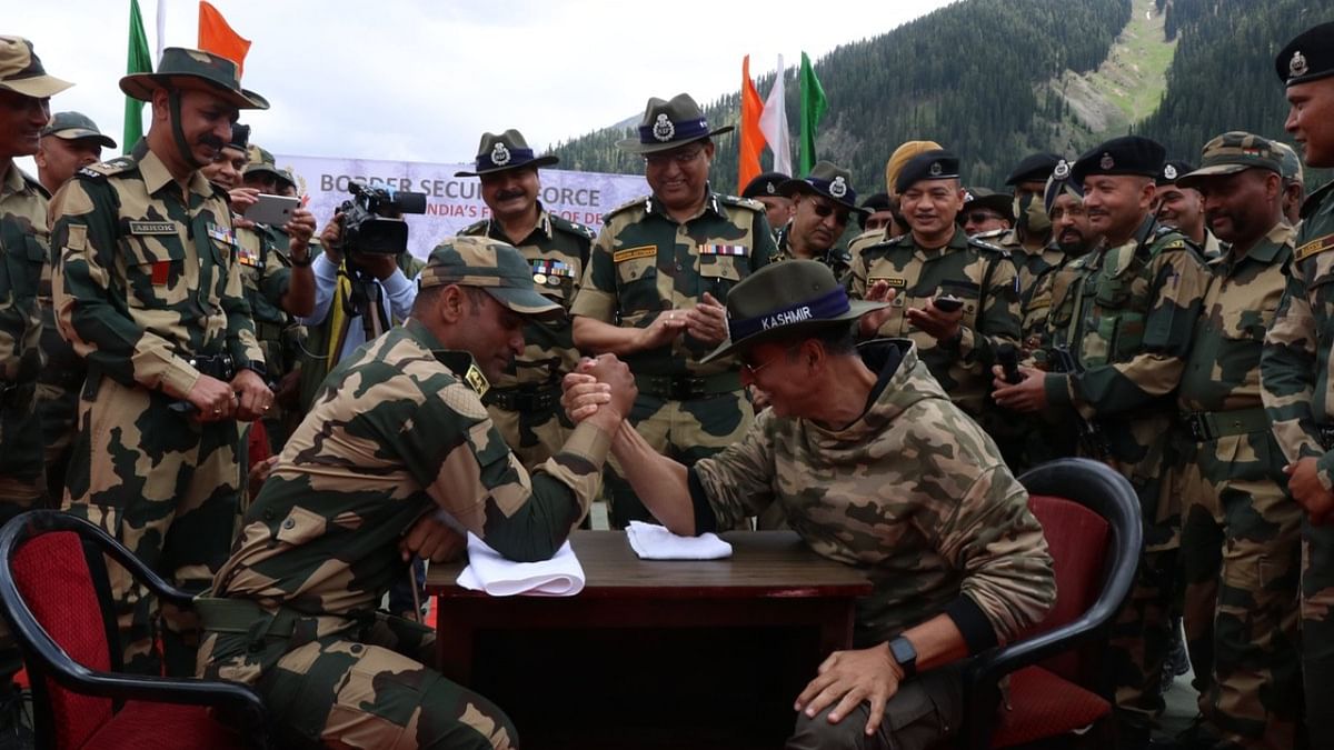 Akshay is seen arm-wrestling with a soldier. Credit: Twitter/@BSF_Kashmir