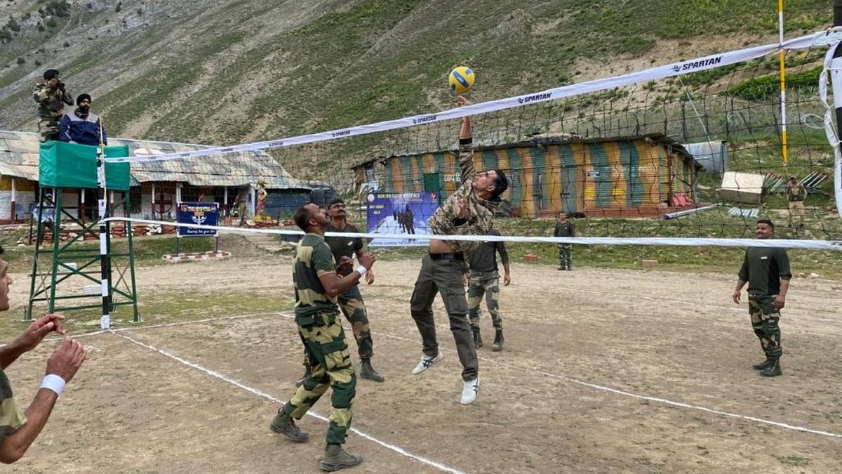During his visit, Akshay engaged in several activities. In this photo, he is seen playing volleyball with army jawans. Credit: Twitter/@BSF_Kashmir