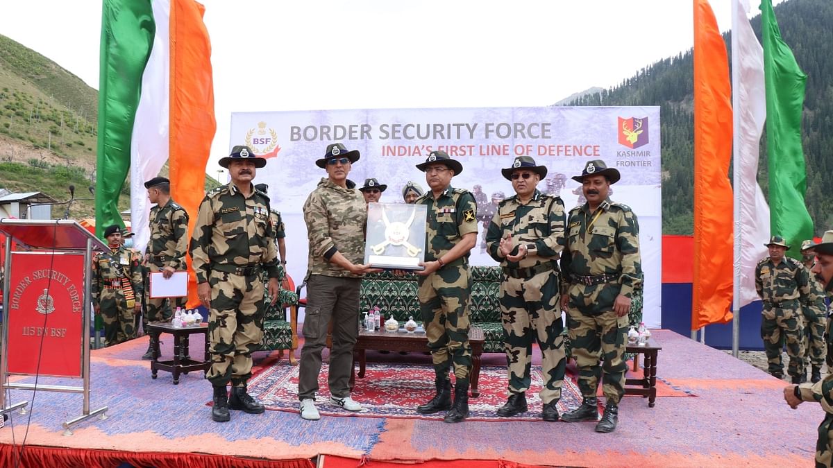 He was accompanied by BSF DG Rakesh Asthana. Credit: Twitter/@akshaykumar