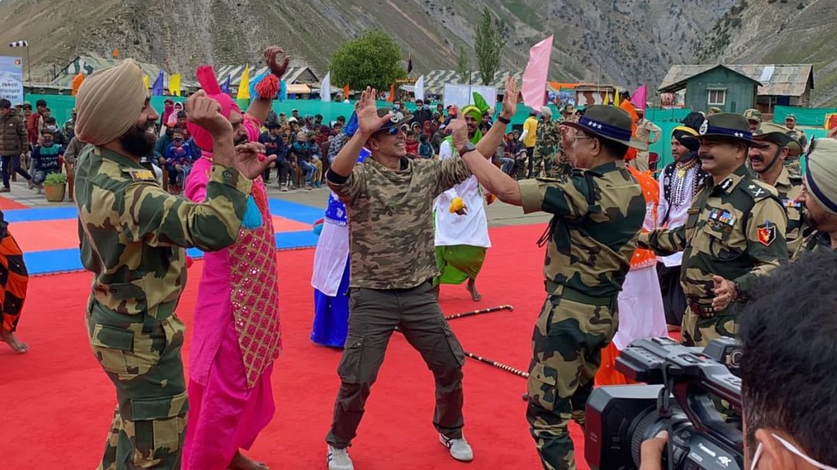 Boosting the morale of the troopers, Akshay was also seen shaking legs on some peppy numbers. Credit: Twitter/@BSF_Kashmir