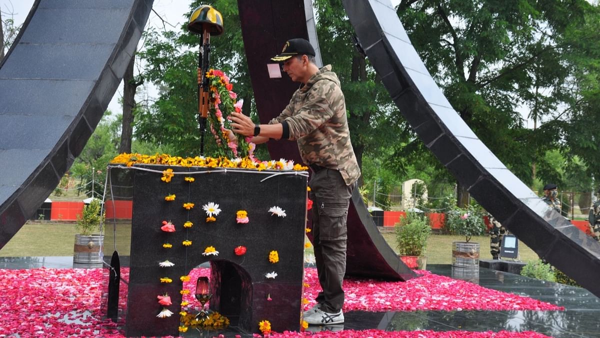 Earlier, Akshay Kumar paid homage to the fallen braves in a solemn wreath-laying ceremony to Seema Praharis who made the supreme sacrifice on the line of duty. Credit: Twitter/@BSF_India
