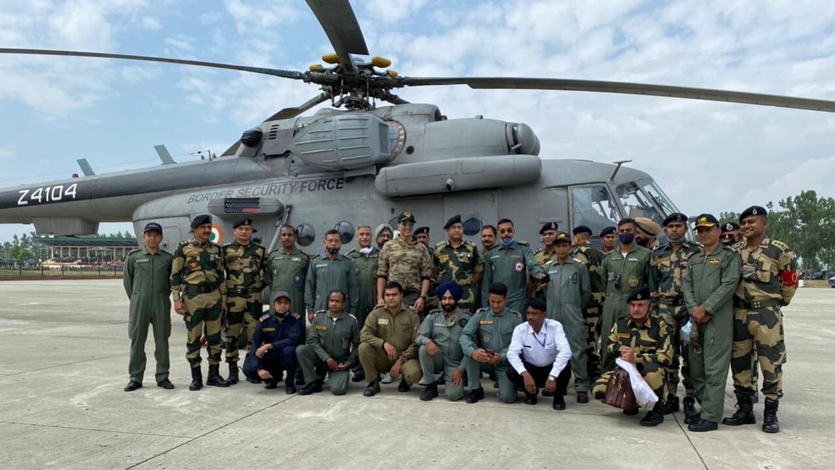 Akshay arrived by helicopter around 12 noon, said Army officials. Credit: Twitter/@akshaykumar