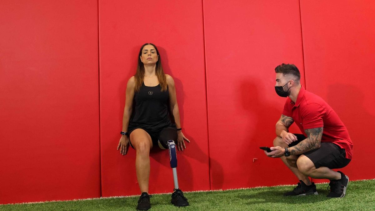 Amputee athlete Darine Barbar has set a Guinness World Record for the Longest Samson’s chair/static wall sit (female).