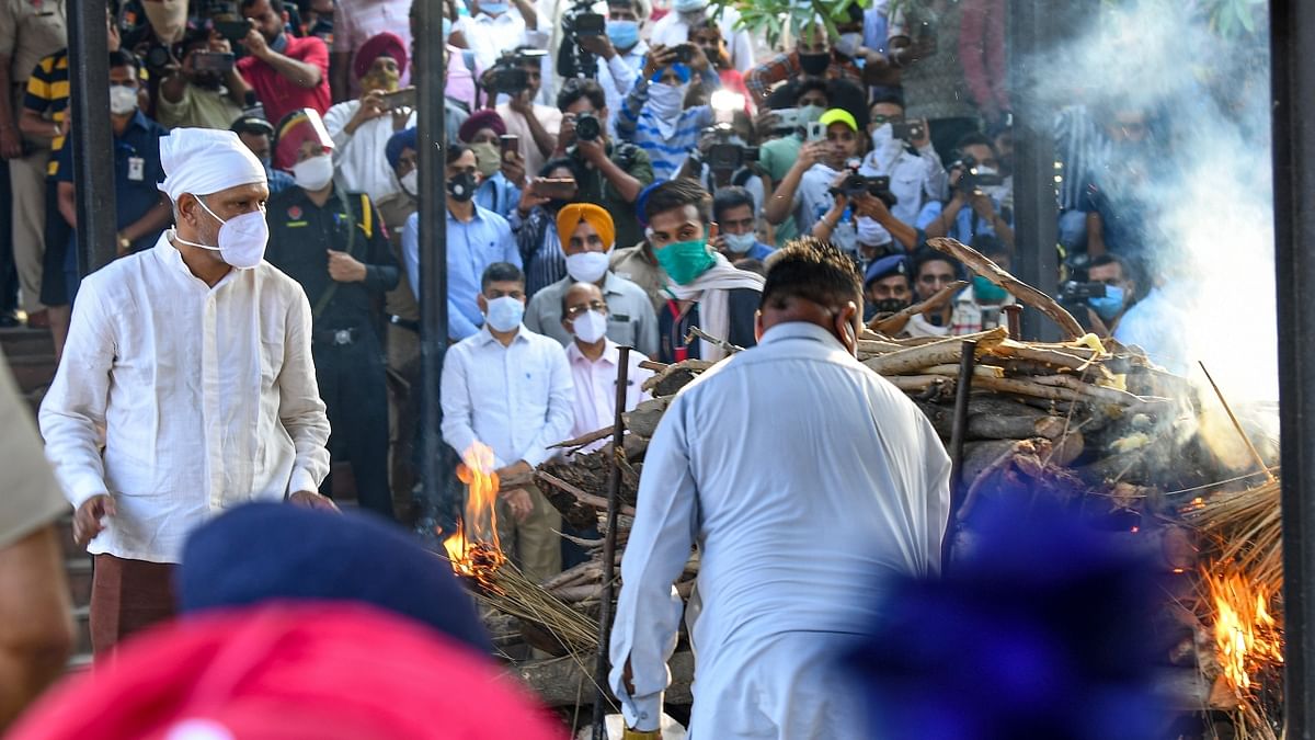 Jeev Milkha Singh is seen performing the last rites of his father Milkha Singh. Credit: PTI Photo