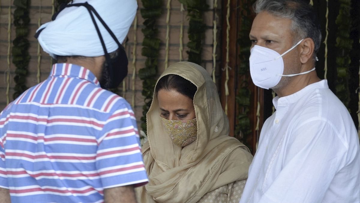 Jeev Milkha Singh along with family members during the funeral. Credit: PTI Photo