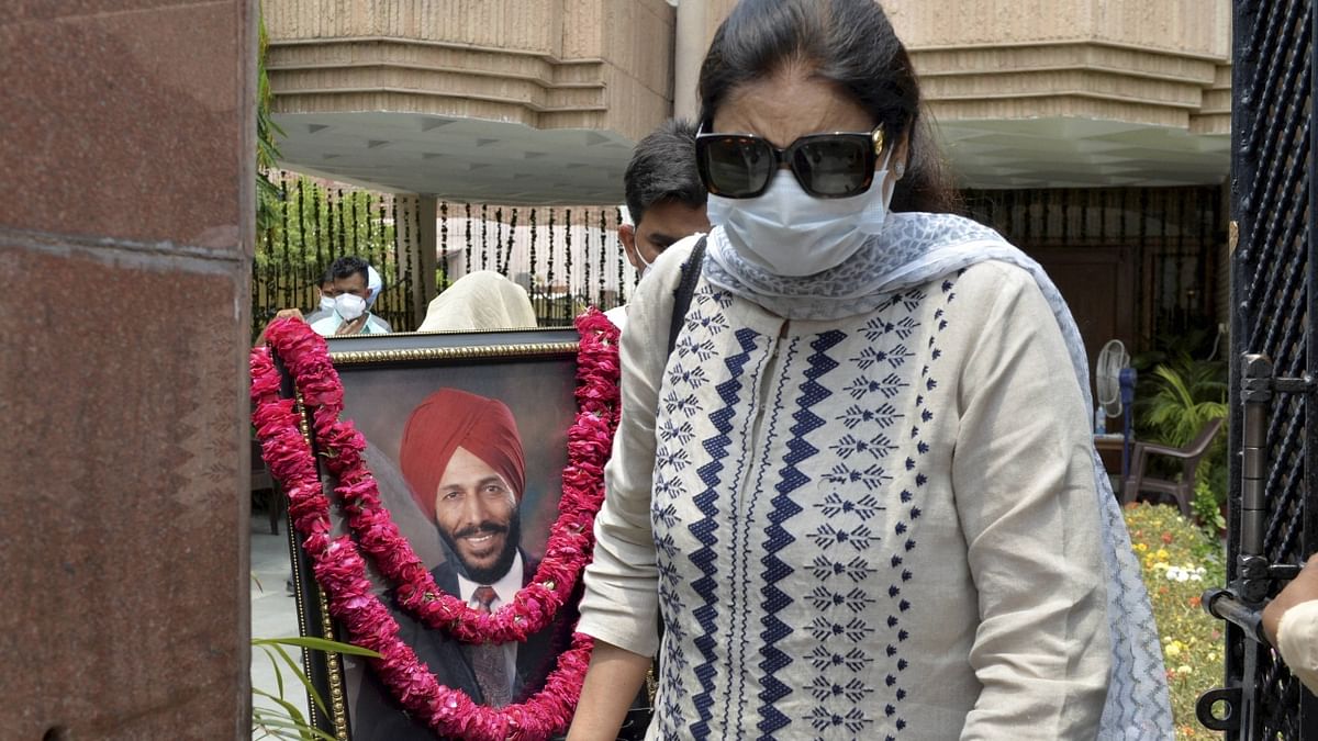 Family members pay their last respects at the residence of legendary sprinter Milkha Singh in Chandigarh. Credit: PTI Photo