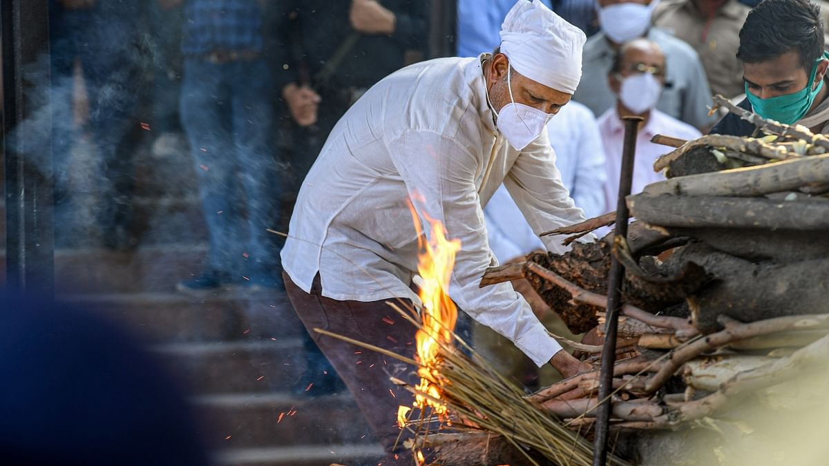 His son and ace golfer Jeev Milkha Singh lit the funeral pyre. Credit: PTI Photo