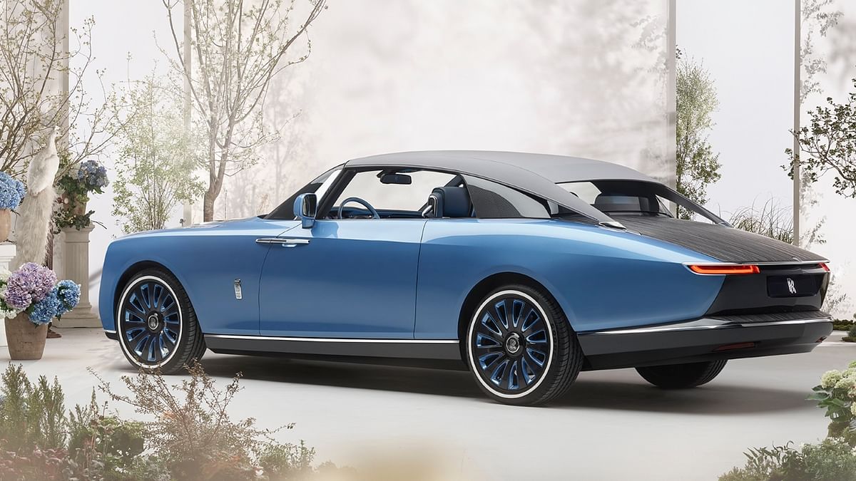 For its first project, Coachbuild approached three ultra-wealthy clients who collaborated with Rolls-Royce designers. An agreement was reached whereby the three clients would get cars that shared a common body, but would otherwise be highly personalised. The vehicle shown was the first of the three, and it reflected its unknown buyer's rarefied tastes.