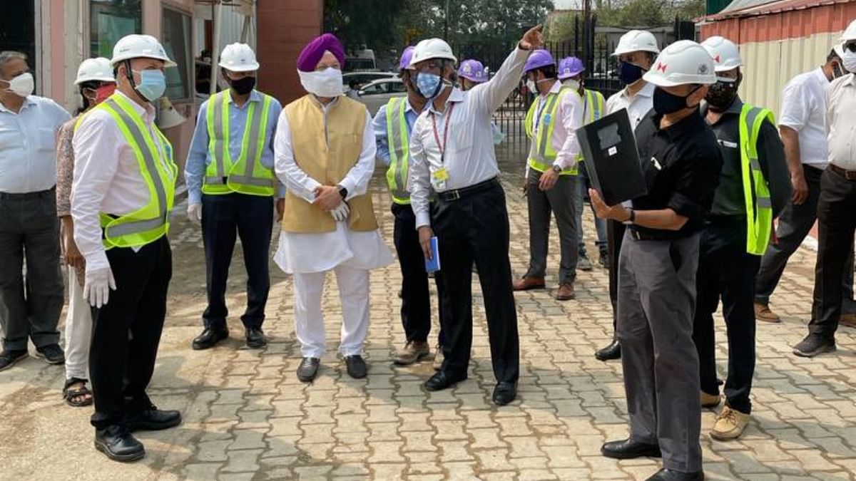 Urban Development Minister Hardeep Singh Puri paid a quick visit to the muck-talked about Central Vista Avenue and New Parliament sites and took stock of the area. Credit: Twitter/@HardeepSPuri