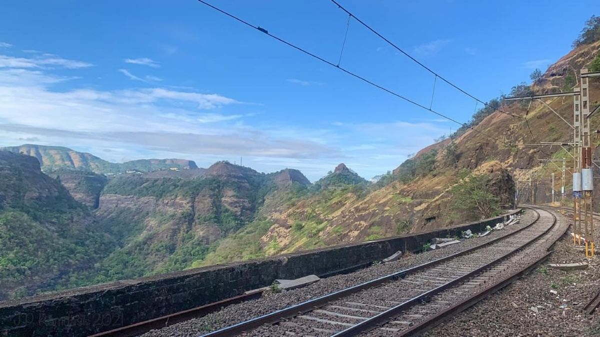The views of the Western Ghats while travelling in Vistadome coach in Mumbai-Goa route can now be experienced on  Mumbai-Pune route also.