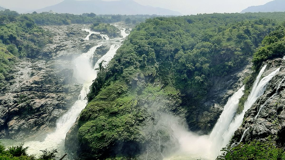 Gaganachukki Falls: Located at Shivanasamudra, this falls is counted among the 100 best waterfalls in the world. Gaganachukki, one can join the crowds to watch this striking spectacle at close quarters.