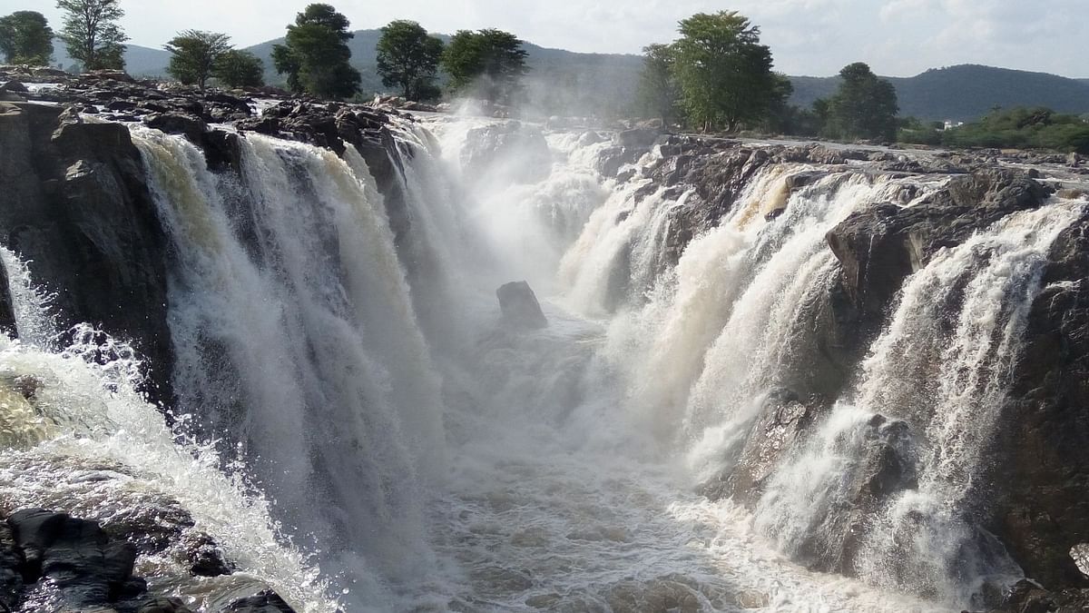 Hogenakkal Falls: Located at the Karnataka-Tamil Nadu border, this is a perfect place to relax. At a stately 2300 ft (700 metres), it’s surely impressive enough to wow even the hardest to please.
