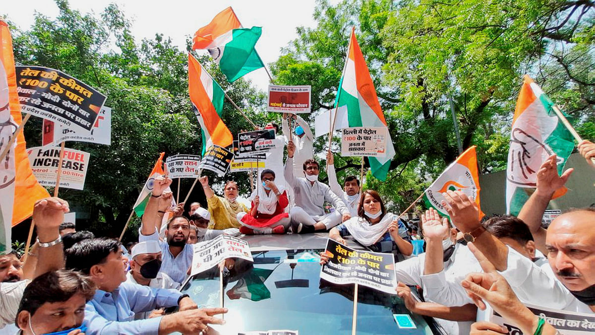 Congress workers and activists stage a protest against hike in LPG and fuel prices, outside Delhi CM Residence, in New Delhi. Credit:PTI Photo