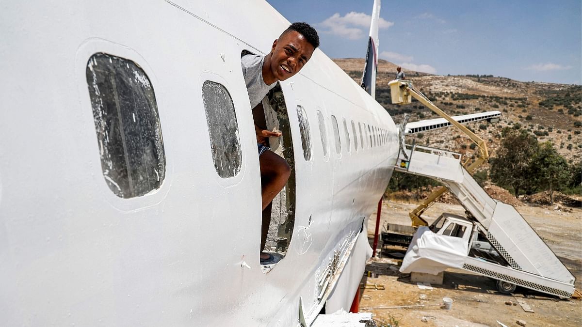 The twins said they hoped to run a restaurant out of the plane since around 2000, but the launch faltered with the outbreak of the second Palestinian intifada, or uprising.
