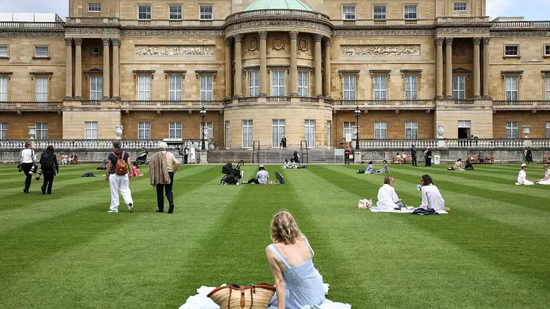 Why it's time for the Royal Family to turn Buckingham Palace Gardens into a  public park - Country Life