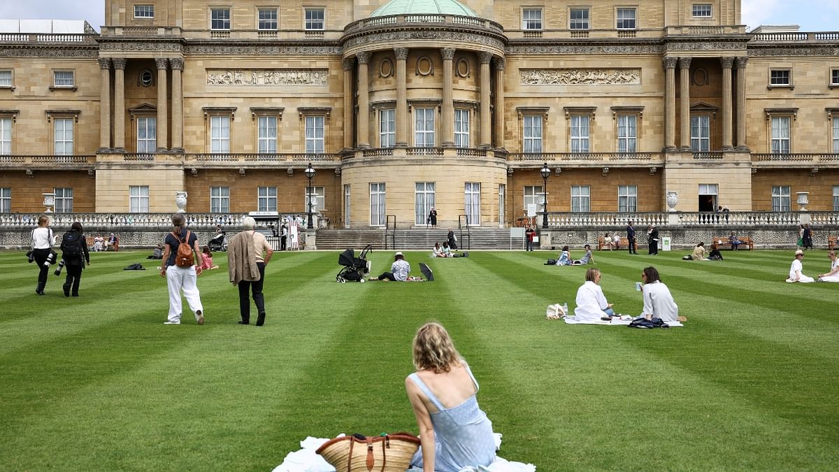 A Sneak Peak At The Gardens Of Buckingham Palace - Living London History