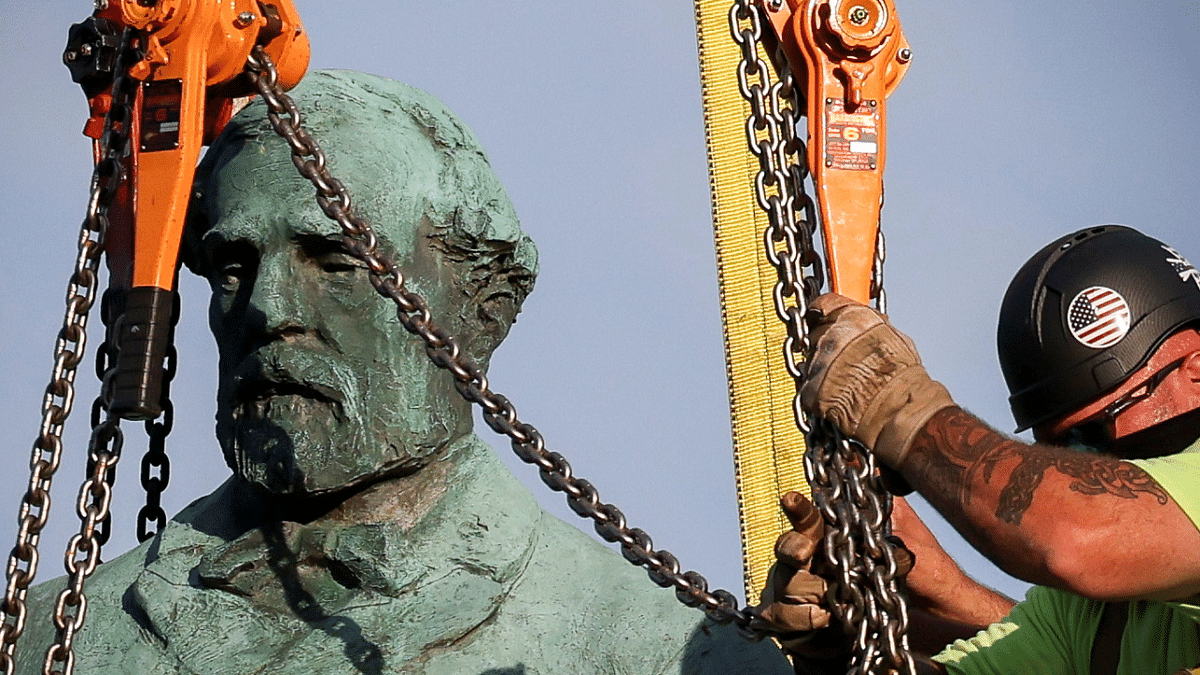 Workers remove a statue of Confederate General Robert E. Lee, in Charlottesville. Credit: Reuters Photo