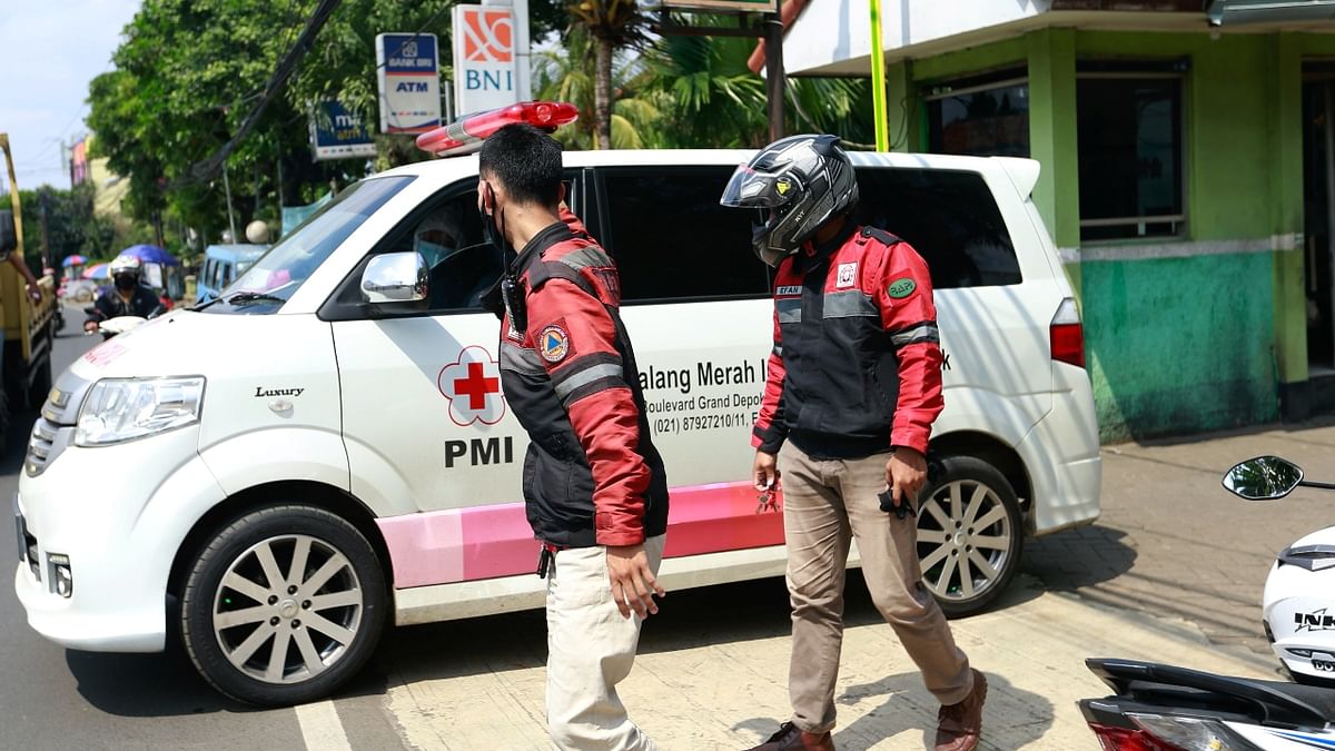 Dressed in protective gears, the volunteers are working for the Human Initiative, an Indonesian-based charity, for two years in the capital.