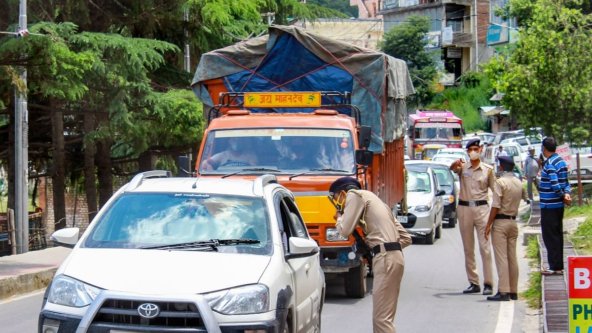 Kullu police keeping a strict vigil on commuters on the Manali-Chandigarh highway. Cops also instructed the tourists to strictly adhere to Covid-19 rules. Credit: PTI Photo