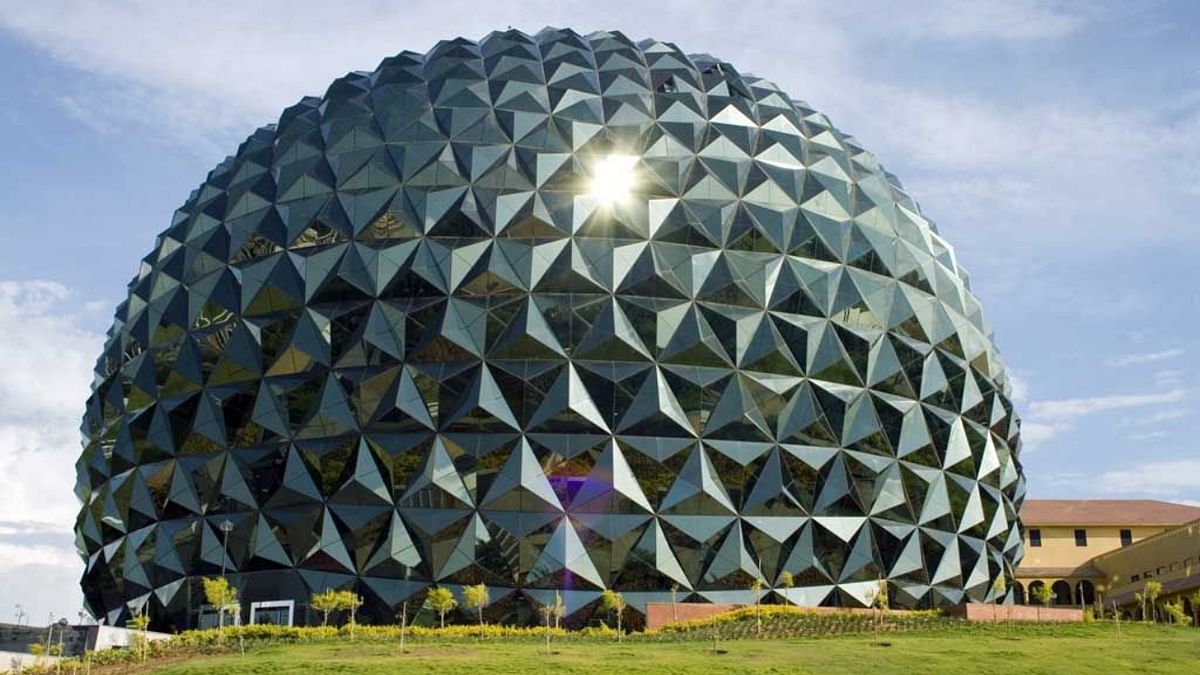 Infosys, Mysore: Spanning over 1.44 million sq ft, Indian multinational information technology company, Infosys office, resembles an oversize golf ball. Credit: Pinterest/Chaitanya Bijoy