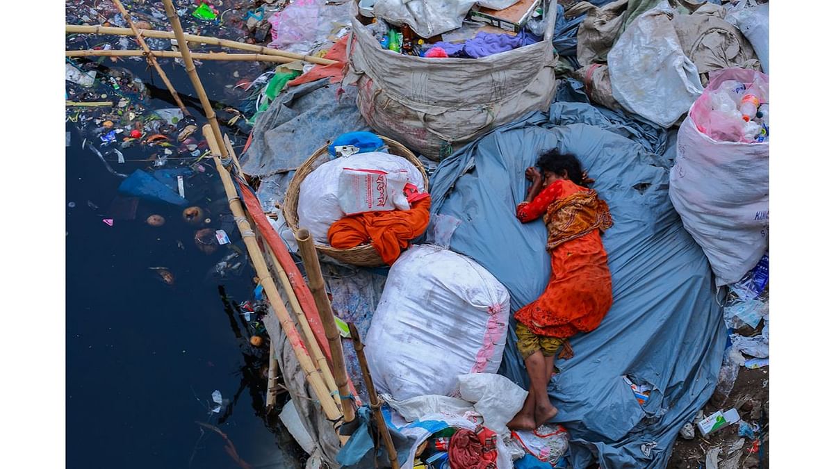 A large number of homeless people in Dhaka, Bangladesh have lost their property due to natural disasters. For them, an asphalt street is the best they can hope for, otherwise they have to sleep on plastic trash. Photo by Muhammad Amdad Hossain (Bangladesh)