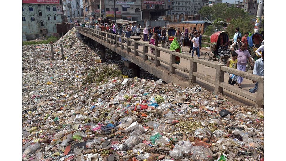 Once an important commercial waterway, the Buriganga river in the southwest outskirts of Dhaka, Bangladesh, has now turned into a plastic river. Photo by Shahriar Hossain (Bangladesh)