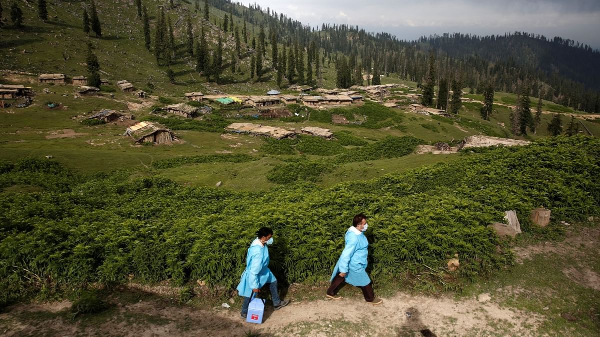 Healthcare workers arrive to vaccinate people at Tosa Maidan in central Kashmir. Credit: Reuters Photo