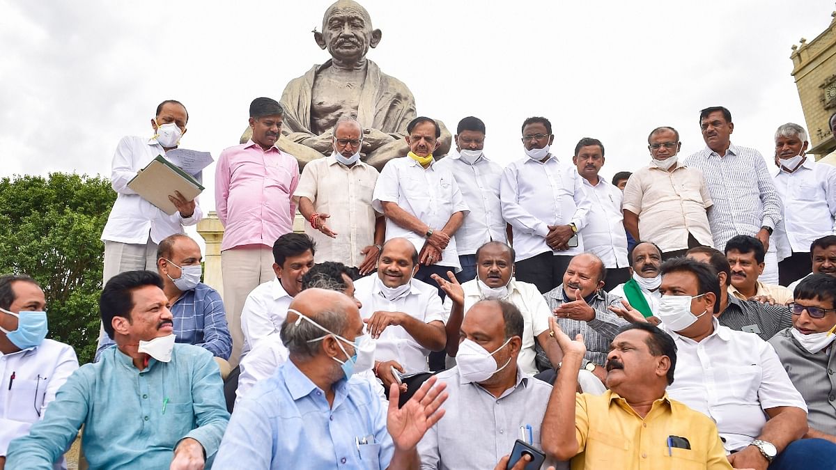 HD Kumaraswamy with party MLAs during a protest to demand the Mekedatu project, Krishna Dam and Mahadayi project to be implemented in the state, in Bengaluru. Credit: PTI Photo