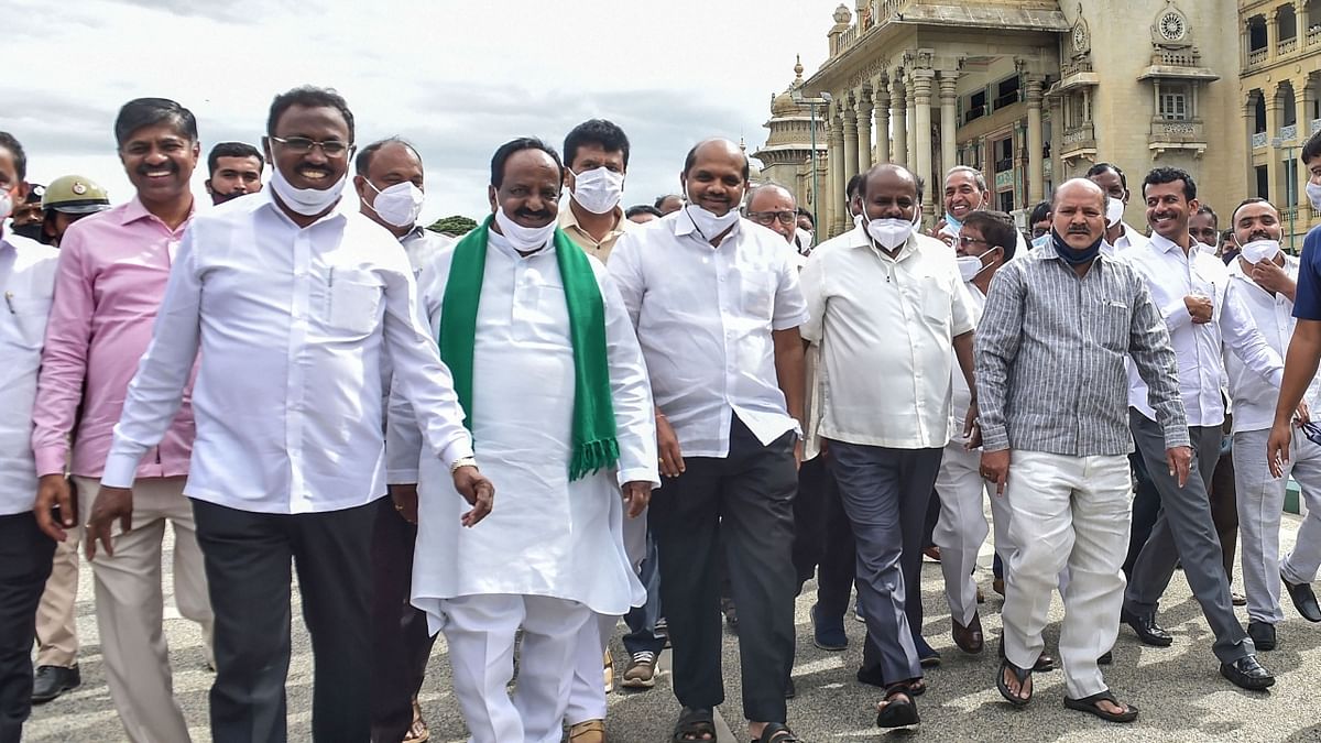 Former Karnataka Chief Minister HD Kumaraswamy with Janata Dal (Secular) leaders and MLAs staged a demonstration by carrying out a rally from Vidhana Soudha to Rajbhavan demanding clearance of the Mekedatu project and upper Krishna project. Credit: PTI Photo