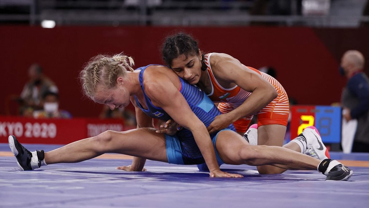 Vinesh used all her might but Vanesa's defence would not crumble. Credit: AFP Photo