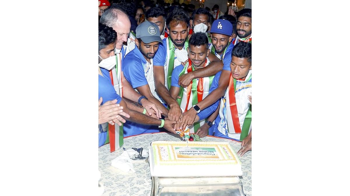 Bronze-winning men's hockey team cuts cake after arriving at the hotel. Credit: PTI Photo