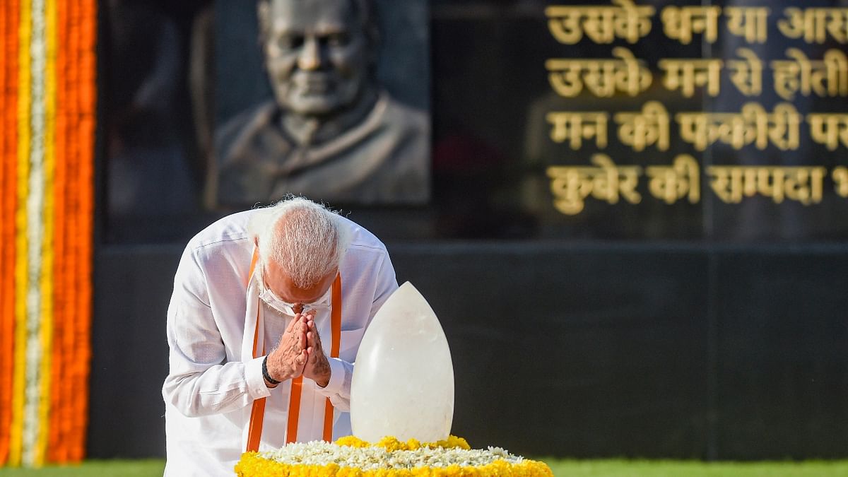 Political bigwigs pay tributes to late former PM Vajpayee