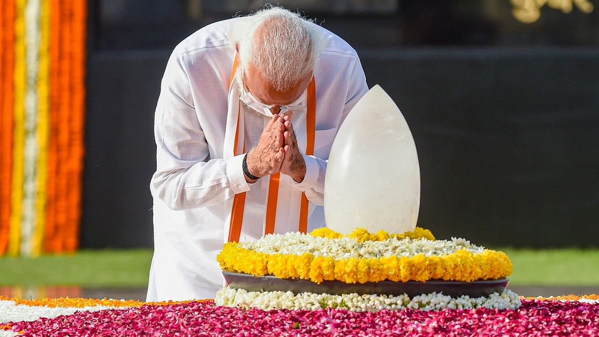 Prime Minister Narendra Modi pays his rich tributes to former PM Atal Bihari Vajpayee on his death anniversary, at Sadaiv Atal in New Delhi. Credit: PTI Photo