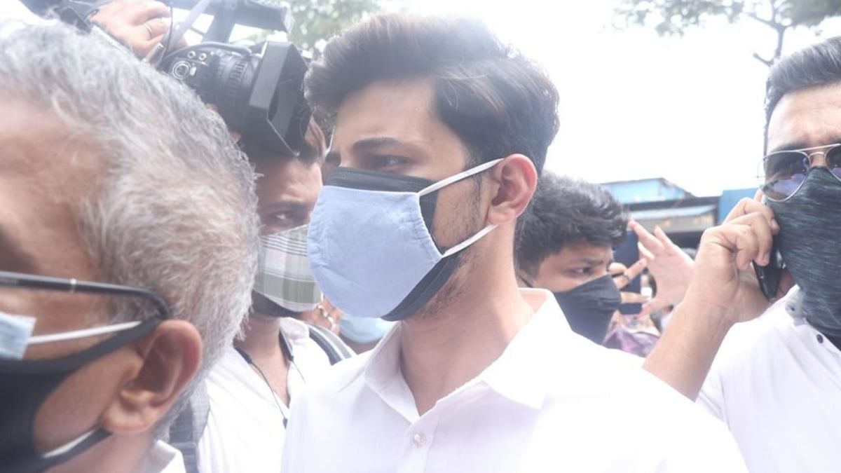 Darshan Raval arrives to pay his last respects to Sidharth Shukla during his funeral in Mumbai. Credit: Pallav Paliwal