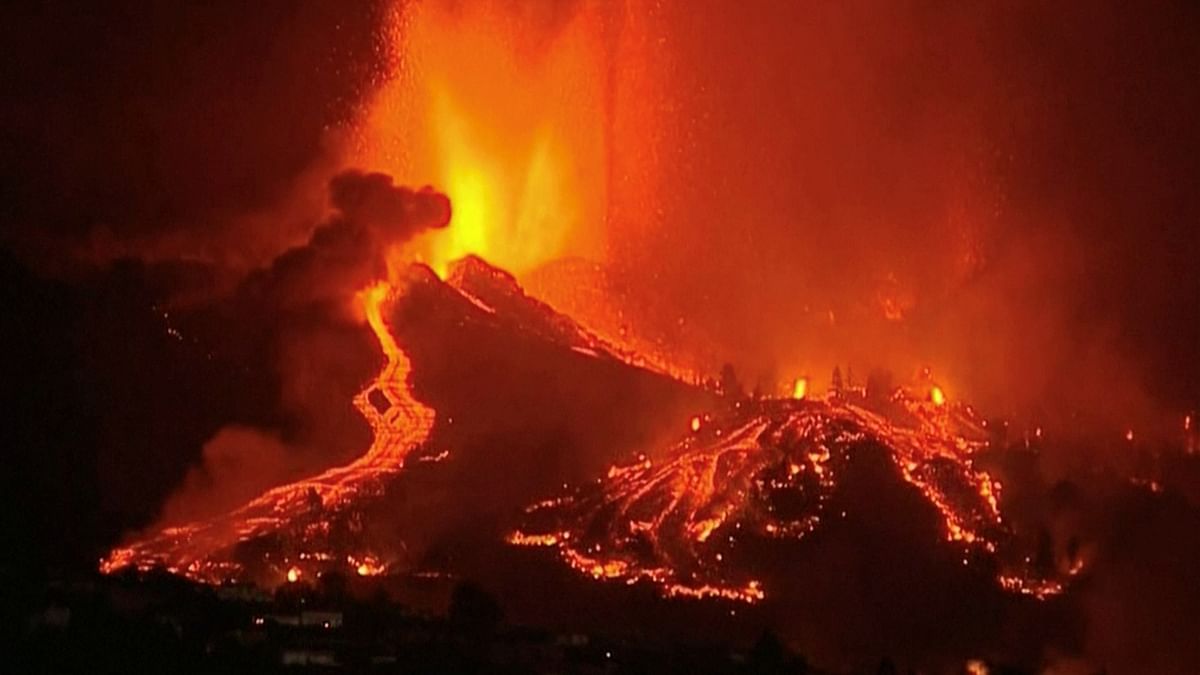 A volcano on Spain's Atlantic Ocean island of La Palma erupted on September 19 after a weeklong buildup of seismic activity, prompting authorities to speed up evacuations for 1,000 people as lava flows crept toward isolated homes on the mountainside. Credit: Reuters Photo