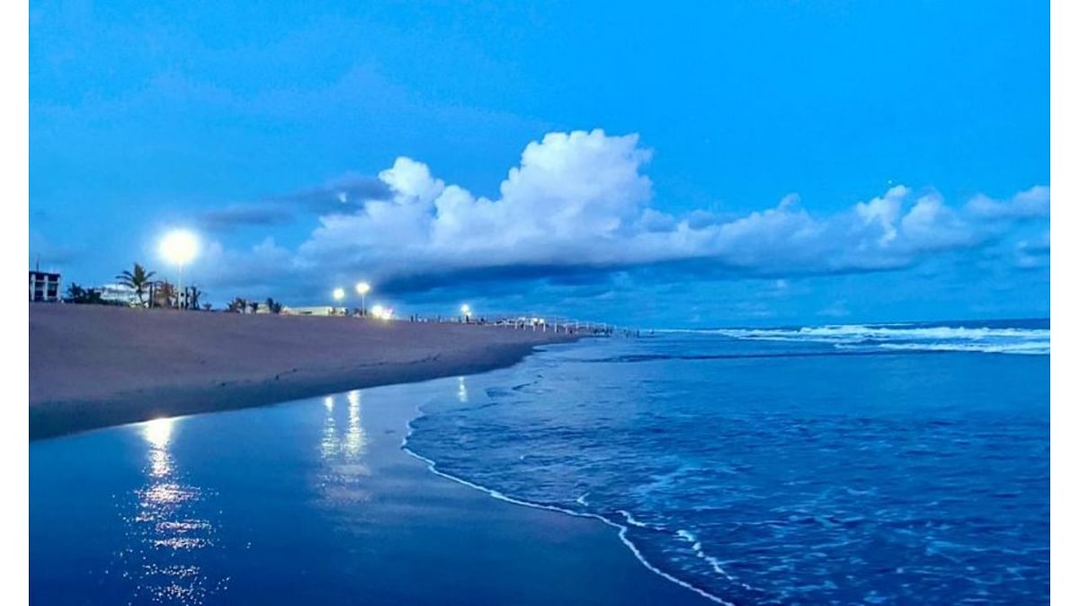 Radhanagar beach in Swaraj Deep island of Andaman and Nicobar Islands has retained the Blue Flag certification for 2021-22. Credit: Twitter/@PBNS_India