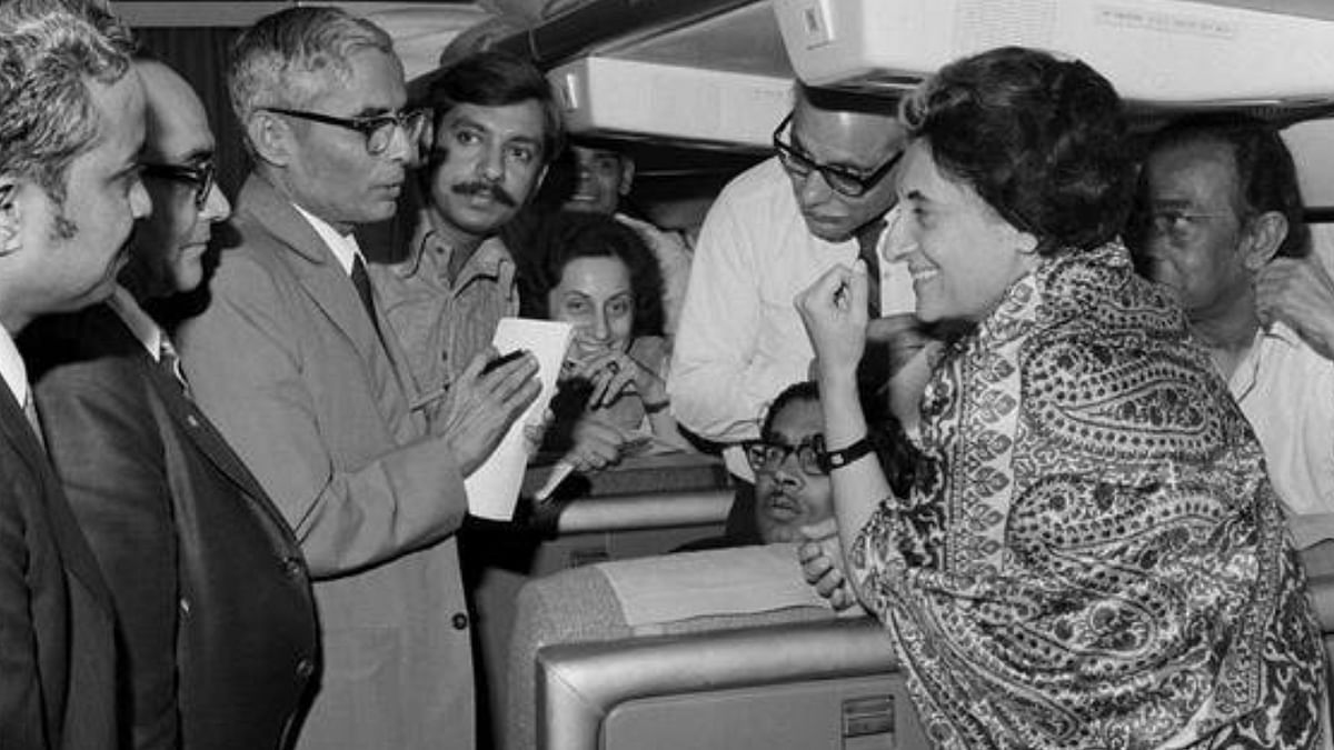 PM Indira Gandhi interacts with journalists inside a plane in 1973. Credit: Twitter/@IndiaHistorypic