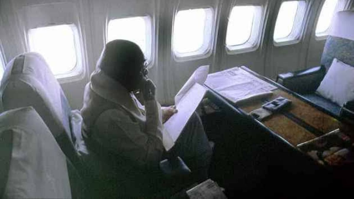 Prime Minister PV Narasimha Rao is seen reading a bunch of files during a special flight. Credit: Twitter/@puneet1agarwal