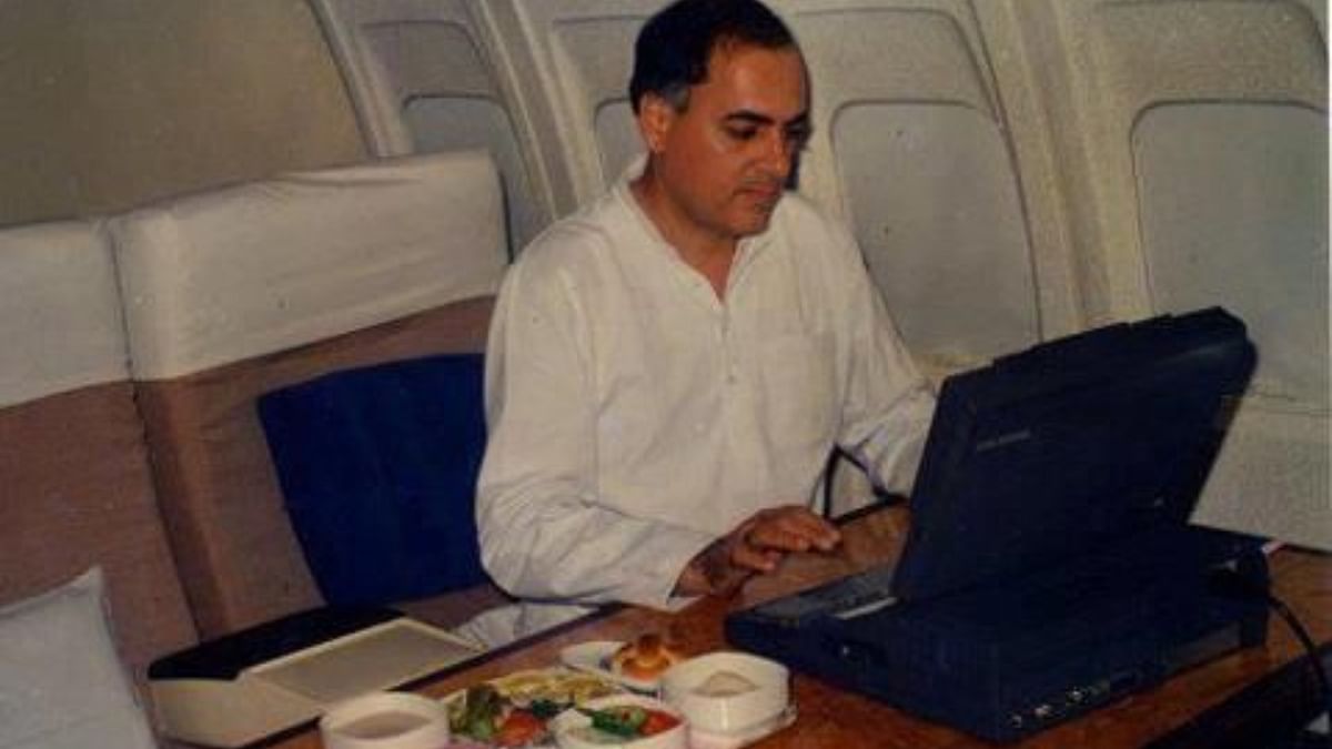 A picture of PM Rajiv Gandhi working while in a flight. Credit: Twitter/@NotAfangirll_