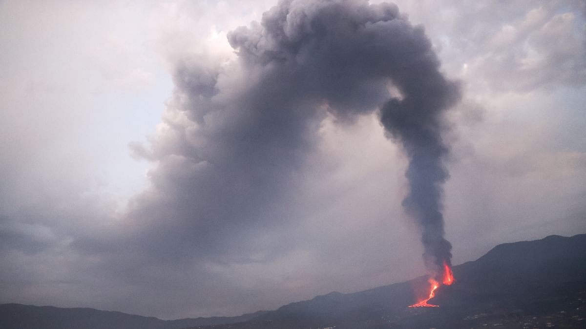 A volcano began again spewing out ash after a brief lull in the Canary Islands on September 27, where coastal residents are confined to their homes over fears of toxic gases when the lava hits the sea. Credit: Reuters Photo