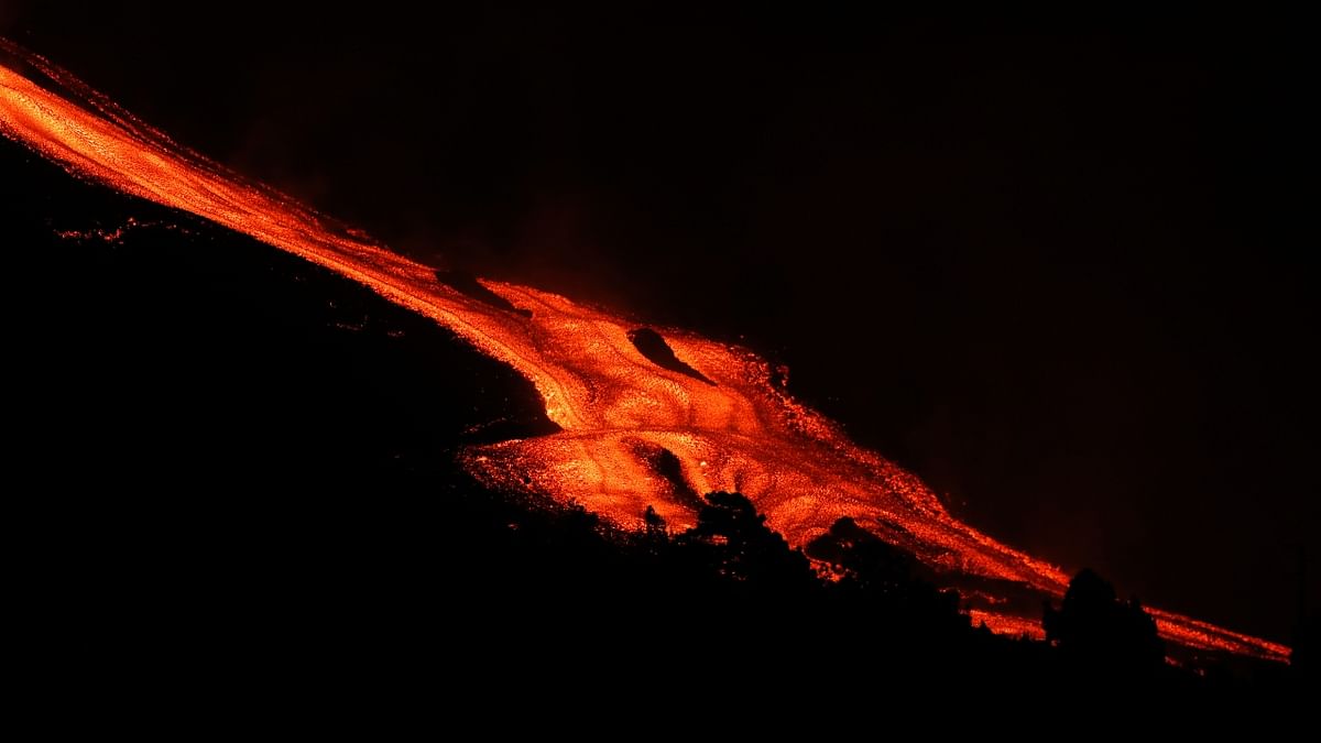 Experts said the entry of lava into the seawater will send clouds of toxic gas into the air, causing explosions and a fragmentation of the molten rock like gunshots. Credit: Reuters Photo